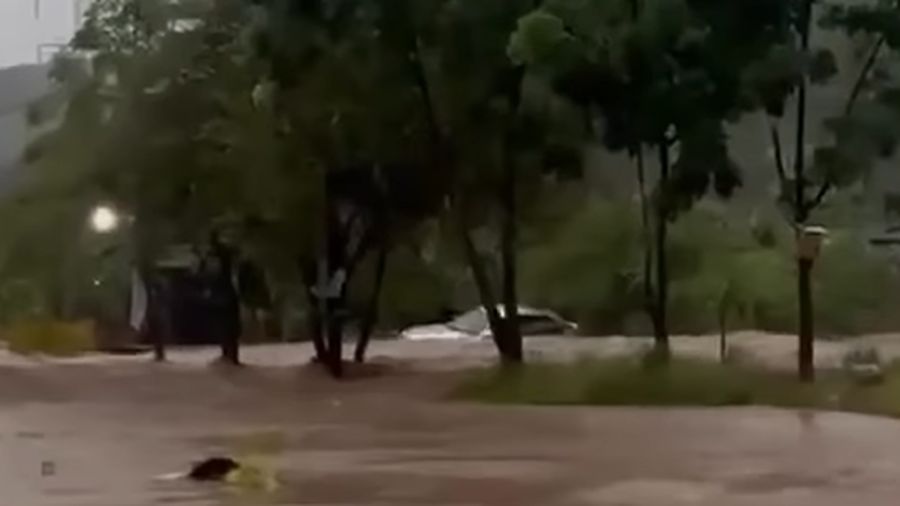 Banjir di jalan lingkar selatan Cilegon, Banten (Foto: dok. Istimewa via Detikcom)