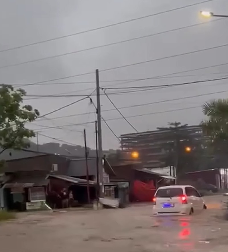 Banjir di jalan lingkar selatan Cilegon, Banten (Foto: dok. Istimewa via Detikcom)