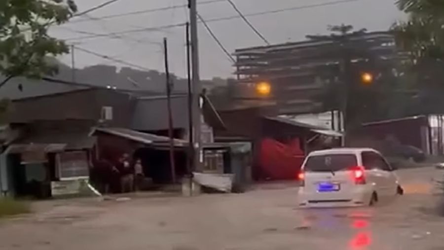 Banjir di jalan lingkar selatan Cilegon, Banten (Foto: dok. Istimewa via Detikcom)