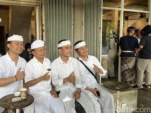 Kala Koster Traktir Kopi dan Babi Guling Warga Saat Perayaan Tumpek Krulut