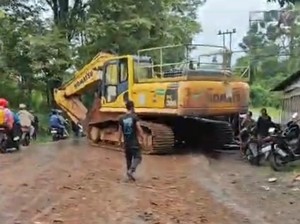 Detik-detik Kecelakaan Beruntun 7 Kendaraan Libatkan Ekskavator di Bogor