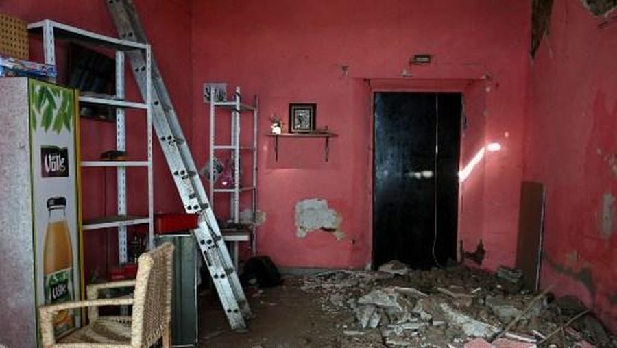 Kerusakan di dalam sebuah rumah setelah gempa bumi berkek magnitude 6,5 di komunitas San Marcos, negara bagian Guerrero, Meksiko pada 2 Januari 2026. Gempa bumi berkek magnitude 6,5 mengguncang ibu kota Meksiko dan pusat wisata di pantai Pasifik pada hari Jumat, menewaskan sedikitnya satu orang tetapi tidak menyebabkan kerusakan serius. (Foto oleh Francisco ROBLES / AFP)