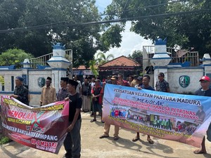 Puluhan Nelayan di Sampang Demo Tolak Pembangunan Pasar Ikan