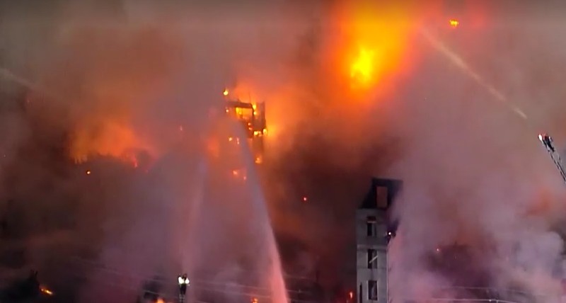 Rekaman udara dari KMGH, afiliasi ABC News setempat, menunjukkan banyak kendaraan darurat mengelilingi lokasi kejadian sementara petugas pemadam kebakaran di atas tangga menara menyemprotkan air ke kobaran api. (Via Reuters)