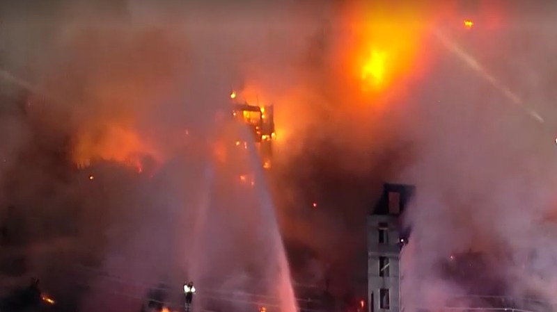 Rekaman udara dari KMGH, afiliasi ABC News setempat, menunjukkan banyak kendaraan darurat mengelilingi lokasi kejadian sementara petugas pemadam kebakaran di atas tangga menara menyemprotkan air ke kobaran api. (Via Reuters)