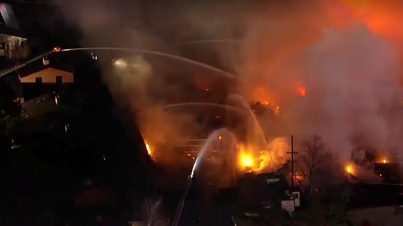 Rekaman udara dari KMGH, afiliasi ABC News setempat, menunjukkan banyak kendaraan darurat mengelilingi lokasi kejadian sementara petugas pemadam kebakaran di atas tangga menara menyemprotkan air ke kobaran api. (Via Reuters)