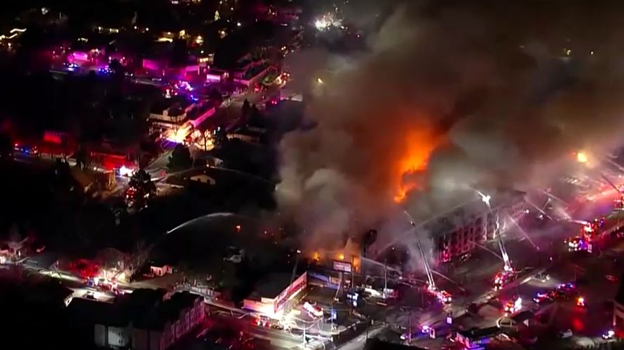 Rekaman udara dari KMGH, afiliasi ABC News setempat, menunjukkan banyak kendaraan darurat mengelilingi lokasi kejadian sementara petugas pemadam kebakaran di atas tangga menara menyemprotkan air ke kobaran api. (Via Reuters)
