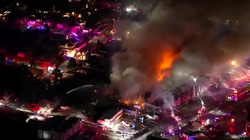 Rekaman udara dari KMGH, afiliasi ABC News setempat, menunjukkan banyak kendaraan darurat mengelilingi lokasi kejadian sementara petugas pemadam kebakaran di atas tangga menara menyemprotkan air ke kobaran api. (Via Reuters)