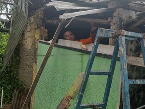 Rumahnya Rusak Diterjang Hujan-Angin Kencang, Warga di Bogor Mengungsi