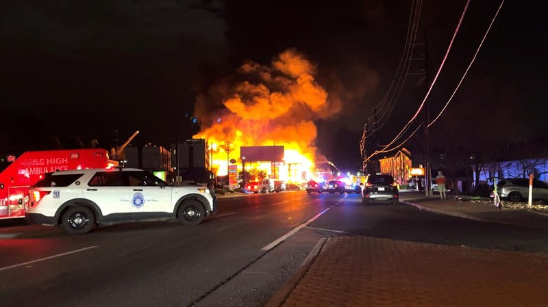 Rekaman udara dari KMGH, afiliasi ABC News setempat, menunjukkan banyak kendaraan darurat mengelilingi lokasi kejadian sementara petugas pemadam kebakaran di atas tangga menara menyemprotkan air ke kobaran api. (Via Reuters)