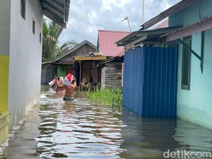 Curhat Eva Korban Banjir saat Dikunjungi Mensos