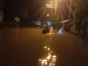 Banjir Rendam Kota Sampang, Arus Lalu Lintas Lumpuh
