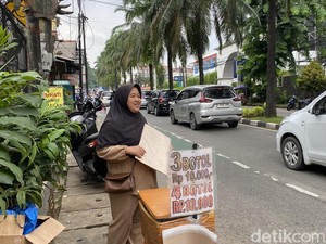 Cuan Besar Pedagang Tikar di Ragunan, Raup Jutaan Saat Musim Liburan