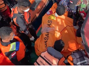Detik-detik Tim SAR Evakuasi Jasad Diduga Pelatih Valencia di Selat Padar