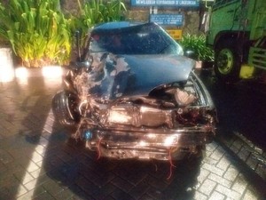Bus Sumber Selamat Adu Banteng dengan Sedan di Balongbendo Sidoarjo