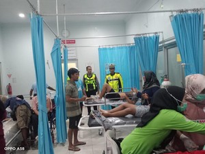 Truk Muat Triplek di Jalur Gumitir Jember Tabrak Lalu Timpa Mobil