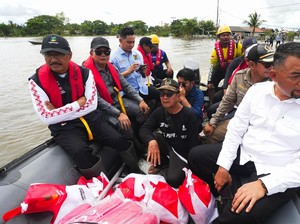 Tinjau Korban Banjir Kalsel, Mensos Pastikan Kebutuhan Dasar Terpenuhi