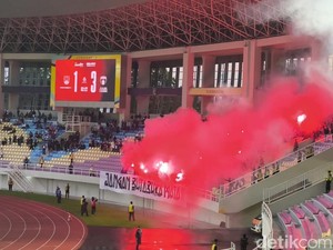 Polisi Amankan 23 Suporter-72 Flare dari Stadion Manahan Solo