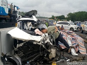 Penampakan Voxy Remuk-Mercy Tertimbun Besi Imbas Laka Beruntun di Tol Batang