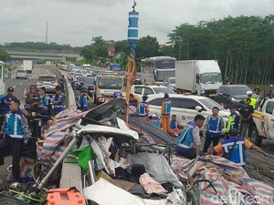 Kecelakaan Maut di Tol Batang, Mobil Voxy-Mercy Rusak Parah Tertimbun Besi