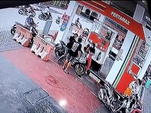 Pria di Gresik Dihajar Bang Jago Saat Isi BBM di SPBU