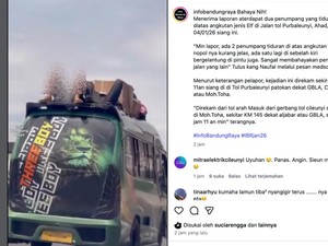 Ngeri! 2 Pria Duduk di Atap Elf Saat Melintas di Tol Purbaleunyi
