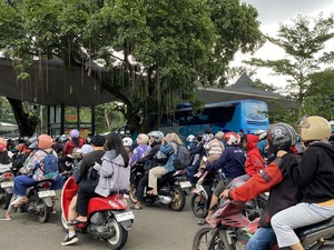 Ragunan Ramai Pengunjung, Kendaraan Mengular di Pintu Masuk