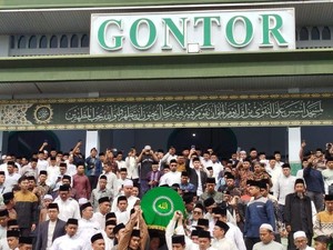 Ribuan Pelayat Iringi Pemakaman Pimpinan Ponpes Gontor