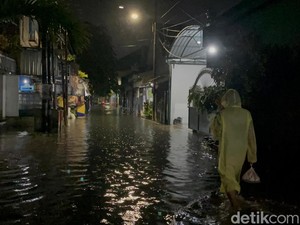 Rumah Warga di Bendul Merisi Surabaya Terendam Banjir Listrik Padam Pula