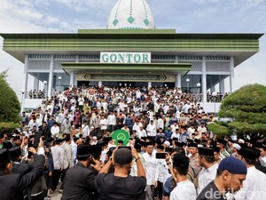 Ribuan Pelayat Hadiri Pemakaman Prof Amal Fathullah Zarkasyi di Gontor