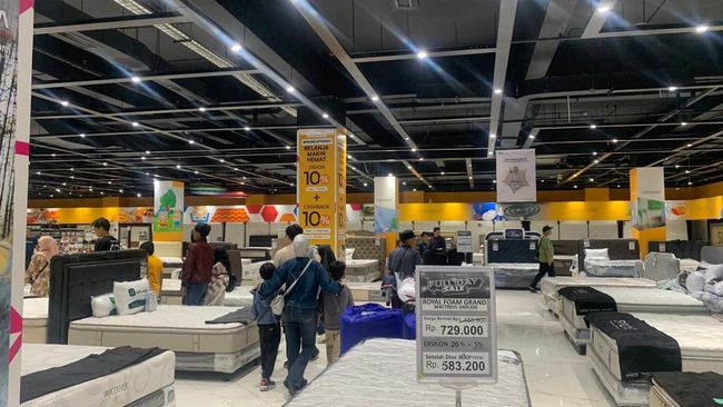 Pengunjung Ramai di Transmart Juanda Bekasi, Bisa Dapat Diskon Gede