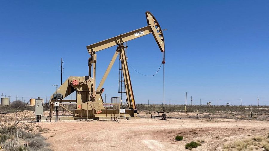FILE PHOTO: An oil pump jack is seen in Artesia, New Mexico, U.S., April 6, 2023. REUTERS/Liz Hampton/File Photo