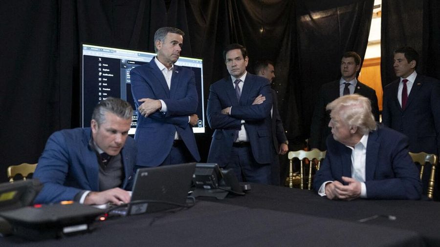 Salah satu helikopter yang membawa Presiden Venezuela Nicolas Maduro dan istrinya Cilia Flores tiba setelah mereka ditangkap semalam di Venezuela oleh pasukan AS, di Westside Heliport di New York City, AS, 3 Januari 2026. REUTERS/Jeenah Moon