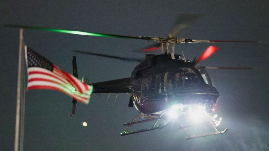 Salah satu helikopter yang membawa Presiden Venezuela Nicolas Maduro dan istrinya Cilia Flores tiba setelah mereka ditangkap semalam di Venezuela oleh pasukan AS, di Westside Heliport di New York City, AS, 3 Januari 2026. REUTERS/Jeenah Moon