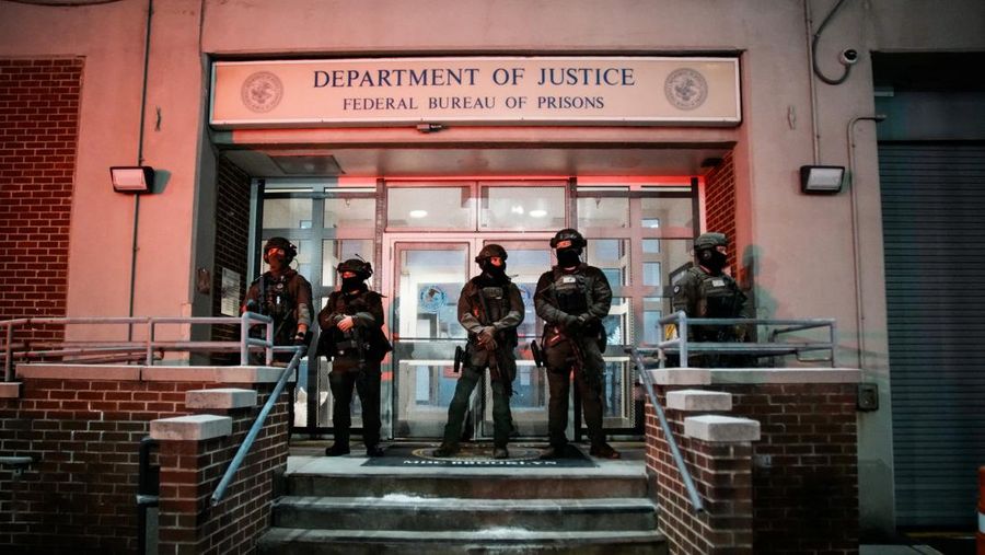 Salah satu helikopter yang membawa Presiden Venezuela Nicolas Maduro dan istrinya Cilia Flores tiba setelah mereka ditangkap semalam di Venezuela oleh pasukan AS, di Westside Heliport di New York City, AS, 3 Januari 2026. REUTERS/Jeenah Moon