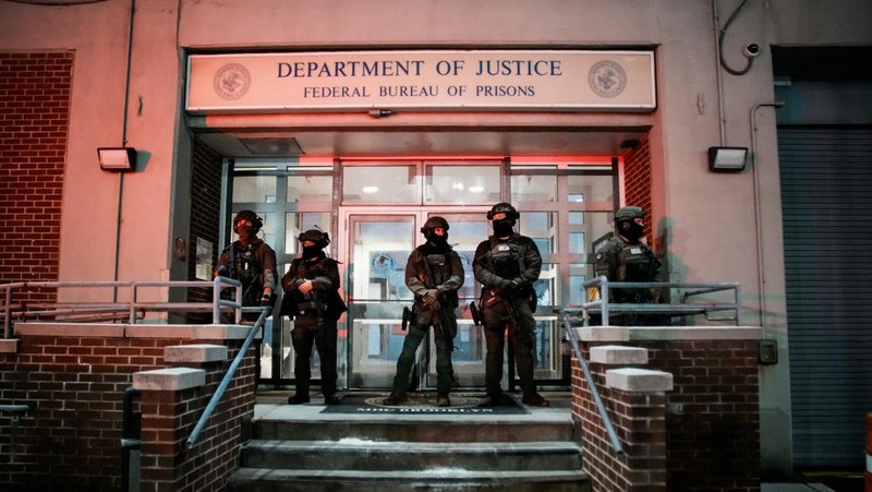 Salah satu helikopter yang membawa Presiden Venezuela Nicolas Maduro dan istrinya Cilia Flores tiba setelah mereka ditangkap semalam di Venezuela oleh pasukan AS, di Westside Heliport di New York City, AS, 3 Januari 2026. REUTERS/Jeenah Moon