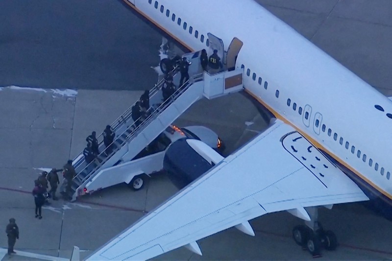 Salah satu helikopter yang membawa Presiden Venezuela Nicolas Maduro dan istrinya Cilia Flores tiba setelah mereka ditangkap semalam di Venezuela oleh pasukan AS, di Westside Heliport di New York City, AS, 3 Januari 2026. REUTERS/Jeenah Moon