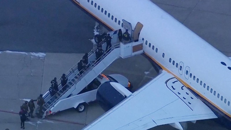 Salah satu helikopter yang membawa Presiden Venezuela Nicolas Maduro dan istrinya Cilia Flores tiba setelah mereka ditangkap semalam di Venezuela oleh pasukan AS, di Westside Heliport di New York City, AS, 3 Januari 2026. REUTERS/Jeenah Moon