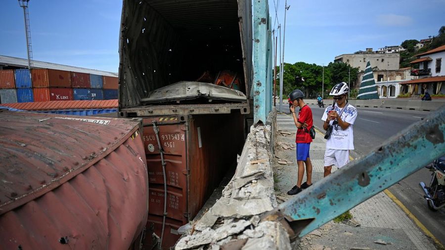 A combination picture shows satellite images of military buildings and equipment at Fort Tiuna before the U.S. strikes, in Caracas, Venezuela, December 22, 2025 (left), and a closer view of destroyed vehicles and equipment at Fort Tiuna after the U.S. strikes, in Caracas, Venezuela, January 3, 2026 (right).   &copy;2026 Vantor/Handout via REUTERS THIS IMAGE HAS BEEN SUPPLIED BY A THIRD PARTY. MANDATORY CREDIT. NO RESALES. NO ARCHIVES. DO NOT OBSCURE LOGO.