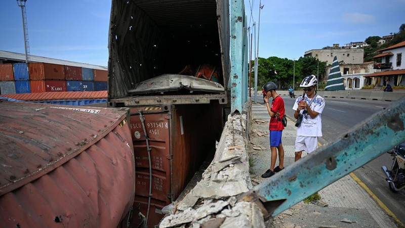 A combination picture shows satellite images of military buildings and equipment at Fort Tiuna before the U.S. strikes, in Caracas, Venezuela, December 22, 2025 (left), and a closer view of destroyed vehicles and equipment at Fort Tiuna after the U.S. strikes, in Caracas, Venezuela, January 3, 2026 (right).   &copy;2026 Vantor/Handout via REUTERS THIS IMAGE HAS BEEN SUPPLIED BY A THIRD PARTY. MANDATORY CREDIT. NO RESALES. NO ARCHIVES. DO NOT OBSCURE LOGO.