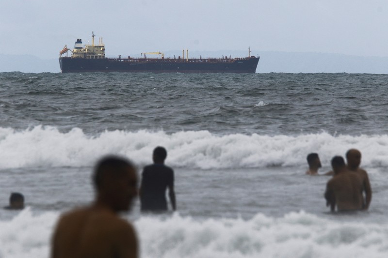 FILE PHOTO: A flame burning natural gas is seen at an heavy-crude treatment plant operated by Venezuela's state oil company PDVSA, in the oil rich Orinoco belt, near Cabrutica at the state of Anzoategui April 16, 2015. Picture taken on April 16, 2015. REUTERS/Carlos Garcia Rawlins/File Photo