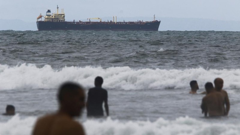 FILE PHOTO: A flame burning natural gas is seen at an heavy-crude treatment plant operated by Venezuela's state oil company PDVSA, in the oil rich Orinoco belt, near Cabrutica at the state of Anzoategui April 16, 2015. Picture taken on April 16, 2015. REUTERS/Carlos Garcia Rawlins/File Photo