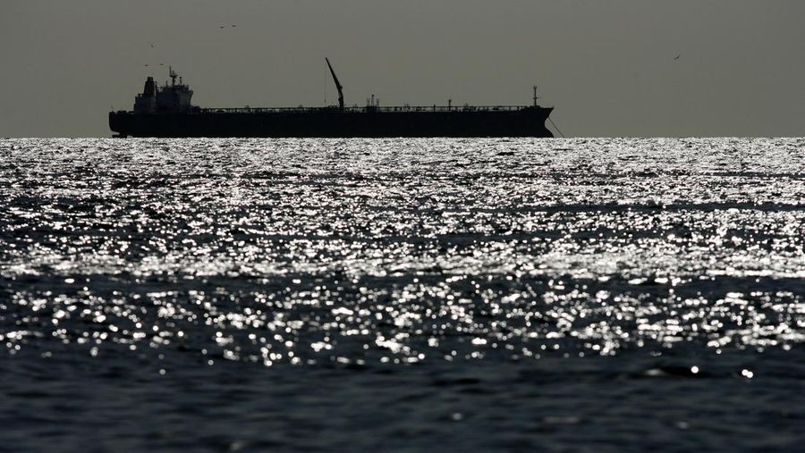 FILE PHOTO: A flame burning natural gas is seen at an heavy-crude treatment plant operated by Venezuela's state oil company PDVSA, in the oil rich Orinoco belt, near Cabrutica at the state of Anzoategui April 16, 2015. Picture taken on April 16, 2015. REUTERS/Carlos Garcia Rawlins/File Photo