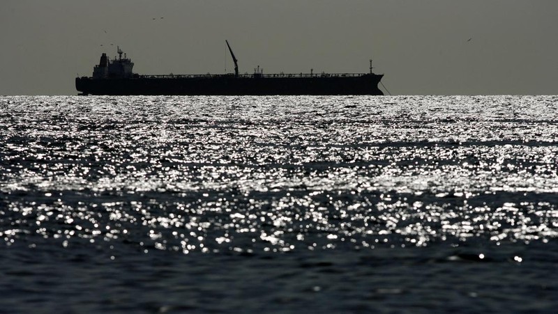 FILE PHOTO: A flame burning natural gas is seen at an heavy-crude treatment plant operated by Venezuela's state oil company PDVSA, in the oil rich Orinoco belt, near Cabrutica at the state of Anzoategui April 16, 2015. Picture taken on April 16, 2015. REUTERS/Carlos Garcia Rawlins/File Photo