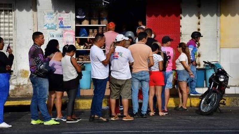 People queue at a store to get groceries in Caracas on January 3, 2026, after US forces captured Venezuelan leader Nicolas Maduro. President Donald Trump said on January 3, 2026, that US forces had captured Venezuela's leader Nicolas Maduro after bombing the capital Caracas and other cities in a dramatic climax to a months-long standoff between Trump and his Venezuelan arch-foe. (Photo by Jacinto OLIVEROS / AFP)