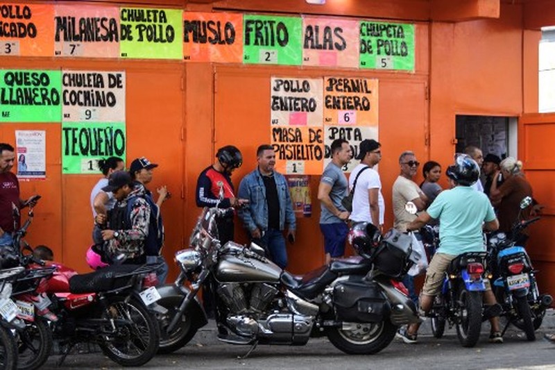 People queue at a store to get groceries in Caracas on January 3, 2026, after US forces captured Venezuelan leader Nicolas Maduro. President Donald Trump said on January 3, 2026, that US forces had captured Venezuela's leader Nicolas Maduro after bombing the capital Caracas and other cities in a dramatic climax to a months-long standoff between Trump and his Venezuelan arch-foe. (Photo by Jacinto OLIVEROS / AFP)