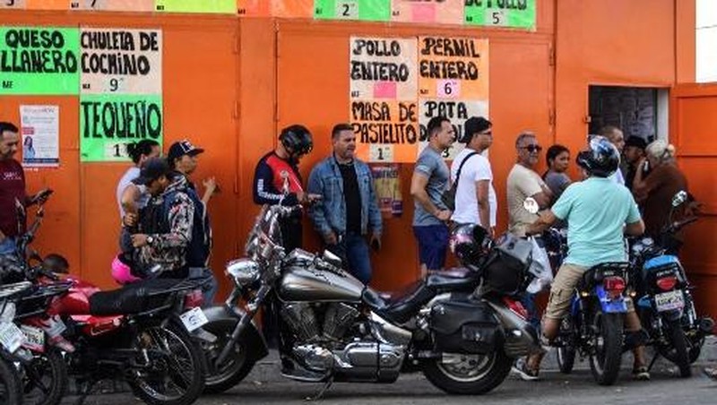 People queue at a store to get groceries in Caracas on January 3, 2026, after US forces captured Venezuelan leader Nicolas Maduro. President Donald Trump said on January 3, 2026, that US forces had captured Venezuela's leader Nicolas Maduro after bombing the capital Caracas and other cities in a dramatic climax to a months-long standoff between Trump and his Venezuelan arch-foe. (Photo by Jacinto OLIVEROS / AFP)