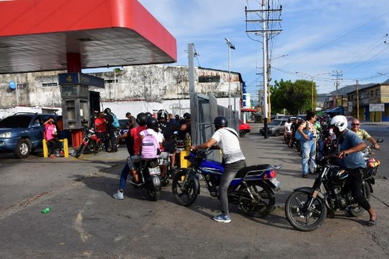 People queue at a store to get groceries in Caracas on January 3, 2026, after US forces captured Venezuelan leader Nicolas Maduro. President Donald Trump said on January 3, 2026, that US forces had captured Venezuela's leader Nicolas Maduro after bombing the capital Caracas and other cities in a dramatic climax to a months-long standoff between Trump and his Venezuelan arch-foe. (Photo by Jacinto OLIVEROS / AFP)