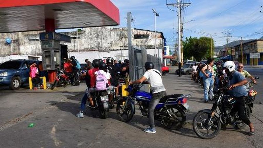 People queue at a store to get groceries in Caracas on January 3, 2026, after US forces captured Venezuelan leader Nicolas Maduro. President Donald Trump said on January 3, 2026, that US forces had captured Venezuela's leader Nicolas Maduro after bombing the capital Caracas and other cities in a dramatic climax to a months-long standoff between Trump and his Venezuelan arch-foe. (Photo by Jacinto OLIVEROS / AFP)