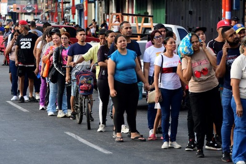 People queue at a store to get groceries in Caracas on January 3, 2026, after US forces captured Venezuelan leader Nicolas Maduro. President Donald Trump said on January 3, 2026, that US forces had captured Venezuela's leader Nicolas Maduro after bombing the capital Caracas and other cities in a dramatic climax to a months-long standoff between Trump and his Venezuelan arch-foe. (Photo by Jacinto OLIVEROS / AFP)